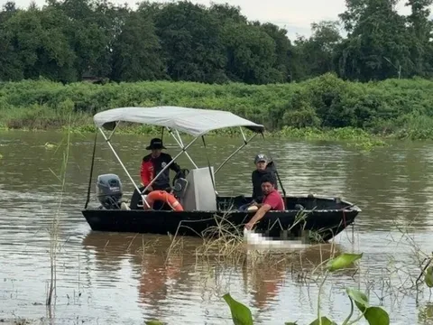 Đau lòng: Chồng gục khóc khi thi thể vợ mang thai được tìm thấy sau vụ tai nạn chìm tàu kéo