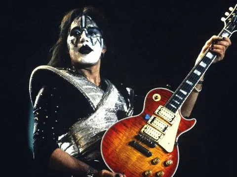 Huyền thoại Ace Frehley, tay guitar sáng lập ban nhạc KISS qua đời ở tuổi 74