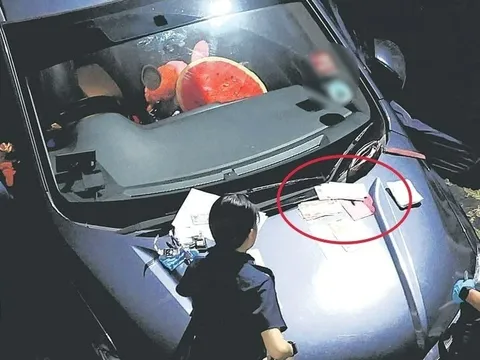 Bí ẩn chiếc xe đậu nhiều giờ không rời bãi, bên trong là thi thể người phụ nữ cùng nhiều tiền mặt và phong bao lì xì