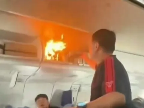 Camera ghi lại cảnh pin lithium bốc cháy ngùn ngụt trong khoang hành lý, máy bay phải hạ cánh khẩn cấp