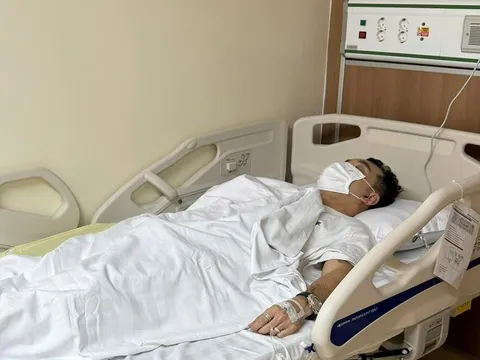 Ca sĩ Ưng Hoàng Phúc bị sốt kéo dài, phải nhập viện