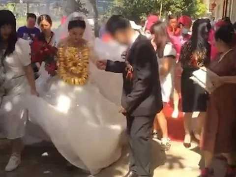 Cô dâu đeo 60 kg vàng trong ngày cưới, phải có người dìu mới đi nổi khiến khách mời “choáng váng”