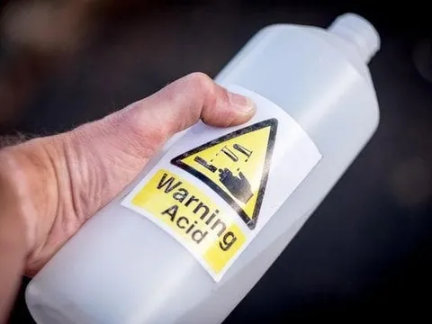 Vợ nghi chồng ngoại tình, lạnh lùng tạt nước sôi và axit vào người chồng giữa lễ hội