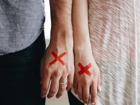 Chỉ vì lưu tên vợ là "Béo", người đàn ông khiến hôn nhân tan vỡ, phải nhận phán quyết bất ngờ từ tòa án