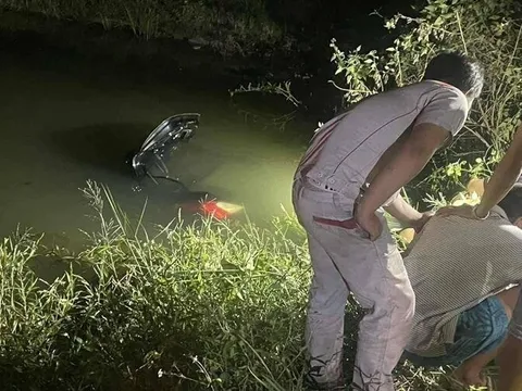 Thương tâm: Ô tô mất lái lao xuống kênh khiến cả gia đình nhỏ không còn ai sống sót