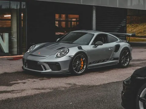 Người đàn ông khai bị bắt cóc, đốt siêu xe Porsche, cảnh sát điều tra thì phát hiện sự thật không thể tin nổi