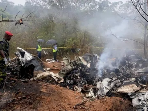 Rơi máy bay chở khách du lịch khiến toàn bộ 11 hành khách thiệt mạng, hiện trường chỉ còn tro tàn và mảnh vụn