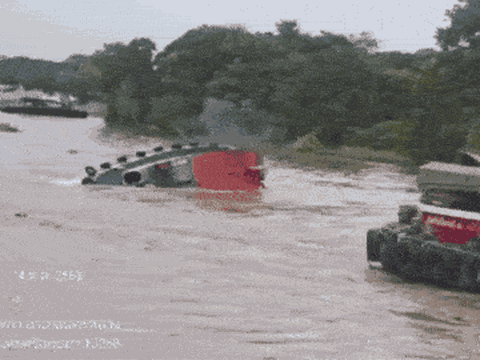 Vụ tai nạn lật tàu khiến người vợ mang thai 7 tháng thiệt mạng, chồng gục ngã bên bờ sông