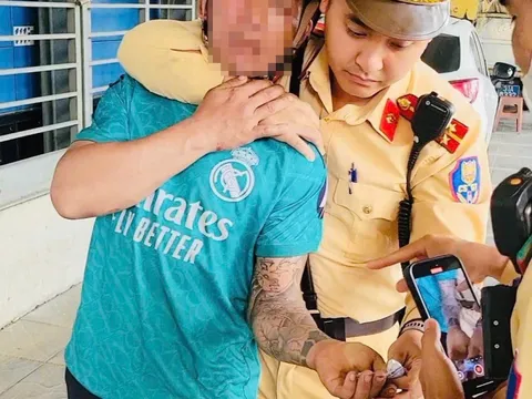 CSGT Hà Nội khống chế đối tượng tàng trữ ma túy