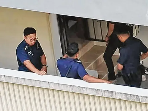 Người vợ hoảng loạn ôm con trốn sang nhà hàng xóm khi chồng nổi cơn thịnh nộ, cảnh sát phải đột nhập vào bắt giữ