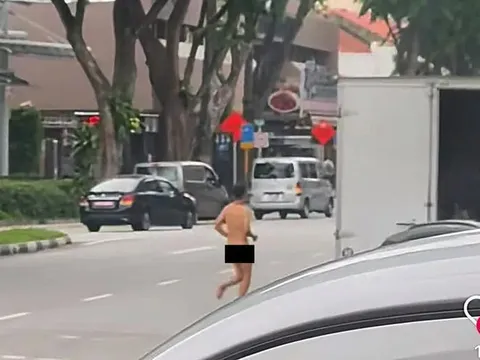 Va chạm với taxi, người lái xe máy cởi hết quần áo, "trần như nhộng" chạy khỏi hiện trường