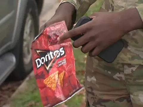 Hệ thống AI nhận diện nhầm túi khoai tây chiên thành... súng khiến cảnh sát còng tay "nhầm" 1 học sinh 16 tuổi