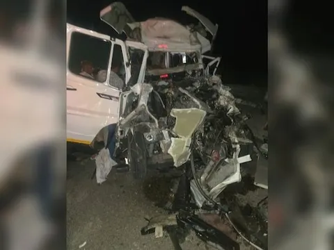 Xe khách đâm trực diện xe tải đỗ bên đường, 15 người tử vong thương tâm