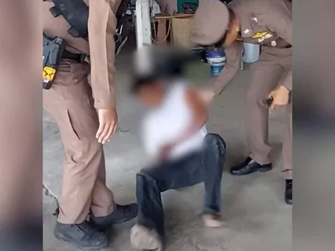 Người đàn ông “nổi điên” vì vợ cũ từ chối tái hợp, trèo lên mái nhà tấn công cảnh sát