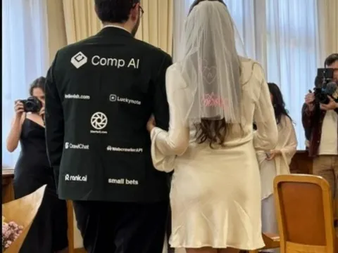 Không đủ tiền cưới, chú rể "hô biến" áo vest thành... bảng quảng cáo và bất ngờ đổi đời