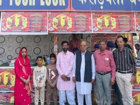 Vay bạn 296 nghìn đồng mua vé số, người bán rau bất ngờ "đổi đời" khi trúng hơn 32 tỷ đồng