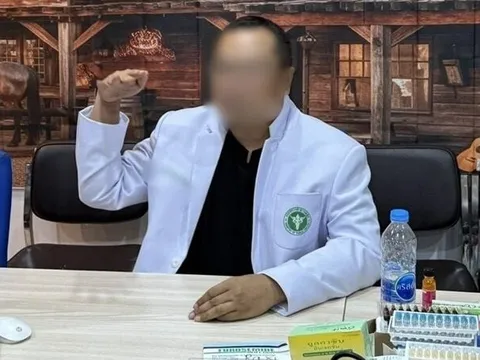 Cảnh sát bắt giữ kẻ giả danh bác sĩ sau cả thập kỷ hành nghề không phép, tiết lộ sự thật chấn động phía sau