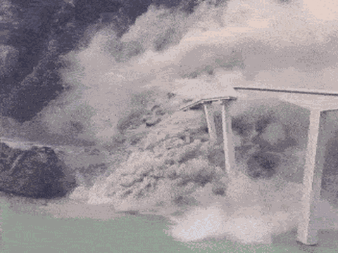 Clip: Thót tim xem cảnh cây cầu bất ngờ đổ sập chỉ sau vài tháng đưa vào sử dụng