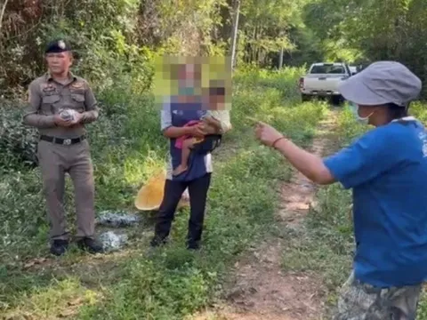 Bắt người phụ nữ bế con đi trộm dây điện, cảnh sát phát hiện thêm ma túy trong túi