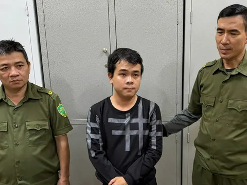 Bắt "phụ huynh" Lê Văn Hải cướp giật dây chuyền của bé gái lớp 1 khi đưa con đi học