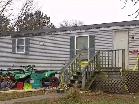 Giải cứu bé gái 14 tuổi chỉ nặng 16 kg, suy đa tạng sau 4 năm "địa ngục" trong chính nhà bố ruột