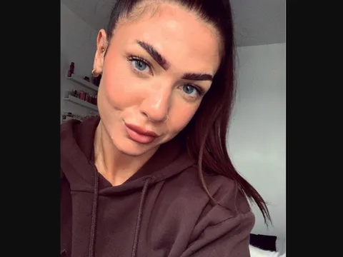 Nữ quản giáo trẻ sa ngã vào "bẫy tình" sau song sắt với gã tội phạm hiếp dâm