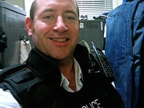 Lột mặt nạ gã cảnh sát hiếp dâm. che giấu tội ác suốt 20 năm