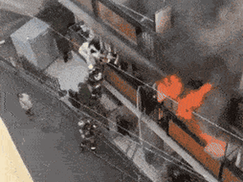 Cô gái mắc kẹt, hoảng loạn đạp ngã lính cứu hỏa và cái kết khiến ai cũng rùng mình