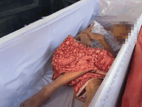 Bàng hoàng phát hiện cụ bà còn động đậy trong quan tài, "sống lại" ngay trước giờ hỏa táng