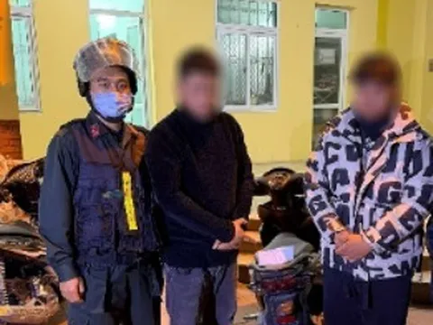 Phát hiện "thảo mộc khô" trong áo khoác của 2 đối tượng đi xe máy không gắn biển kiểm soát