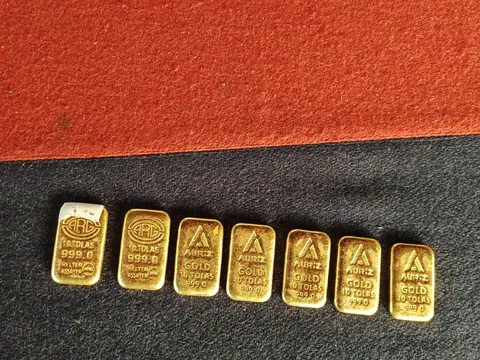 Chiếc lốp xe đạp phình bất thường chứa đựng 7 thỏi vàng trị giá 3 tỷ đồng bên trong khiến lực lượng biên giới ngỡ ngàng