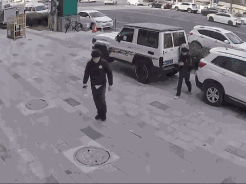 Vừa rút tiền thì bị gió thổi bay hơn 140 triệu đồng, vợ chồng nghẹn ngào vì lòng tốt của người dân xung quanh