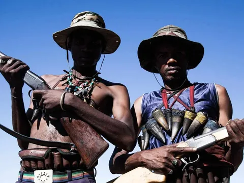 Đêm trước lễ cưới, cô dâu và 12 người phụ nữ khác bất ngờ bị bắt cóc khiến cả làng hoảng loạn