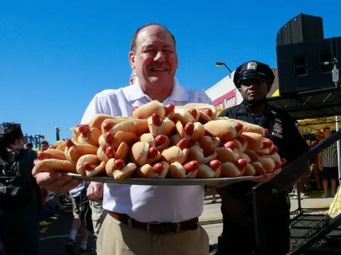 Hai người tử vong khi tham gia thử thách ăn bánh