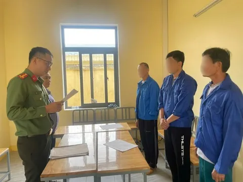 Khởi tố 3 đối tượng cưa bom lấy thuốc nổ đem bán