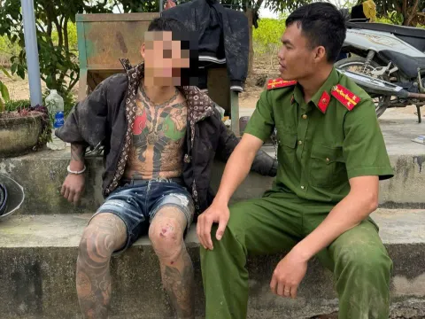 Bắt đối tượng xăm trổ tàng trữ ma túy đá