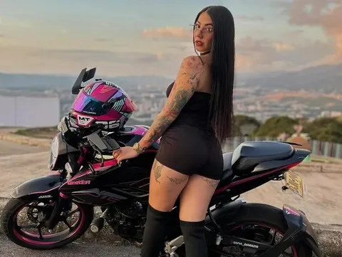 Nữ biker nóng bỏng đăng status về điều này, chỉ vài giờ trước khi gặp tai nạn khiến dân mạng rùng mình