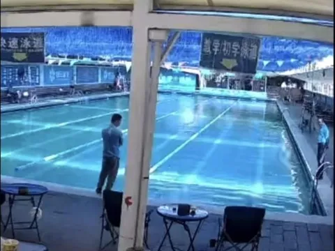 VĐV chết đuối sau nhiều phút vùng vẫy, nhưng sự thờ ơ bất thường của 2 cứu hộ mới là điều đáng chú ý