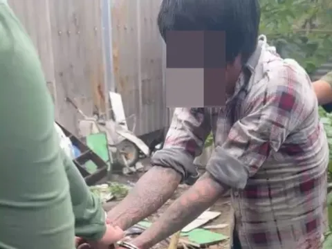 Kịp thời khống chế đối tượng có biểu hiện tâm thần trèo lên mái nhà người dân cố thủ