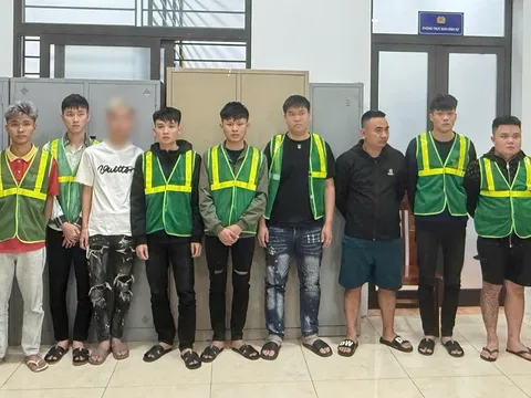 Bênh nữ nhân viên quán ăn, 2 nhóm thanh niên vác hung khí "hỗn chiễn": Tạm giữ hình sự 9 đối tượng