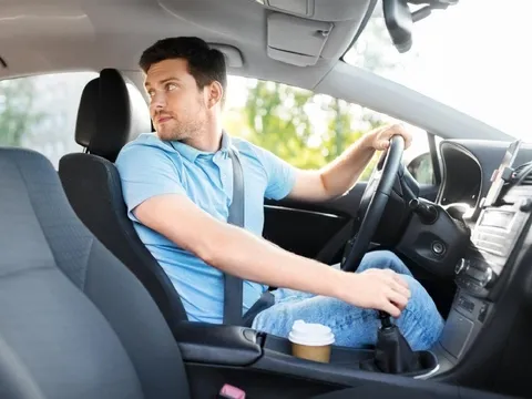 Chú ý: Lùi xe trong như thế này có thể bị phạt đến 22 triệu đồng, ai cũng cần biết