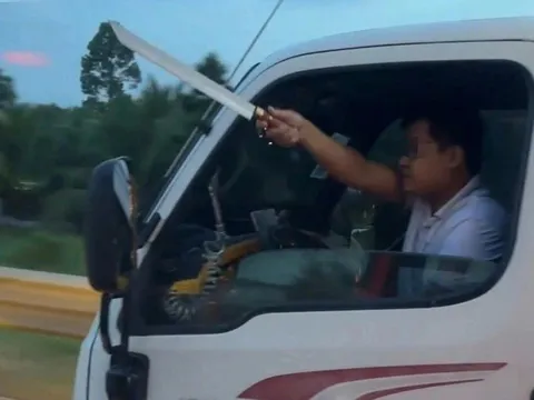 Xử phạt Nguyễn Quốc Sĩ, tài xế cầm dao dọa chém người trên cao tốc