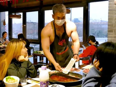 Khi ngoại hình lên ngôi, dịch vụ "trai đẹp phục vụ" bùng nổ