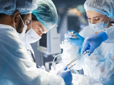 Nữ bệnh nhân tử vong thương tâm sau khi bị “bác sĩ dỏm” vừa say rượu vừa xem... YouTube để phẫu thuật, chủ phòng khám bỏ trốn