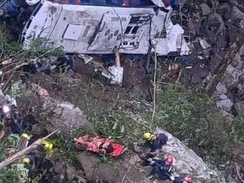 Xe buýt chở học sinh lao xuống vực khiến 17 người tử vong thương tâm