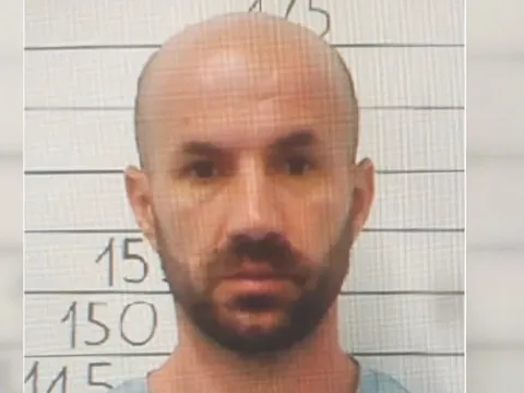 "Ông hoàng vượt ngục” lại trốn thoát lần thứ 4 trong 16 năm bằng màn cưa song sắt táo tợn khiến nhiều người sững sờ