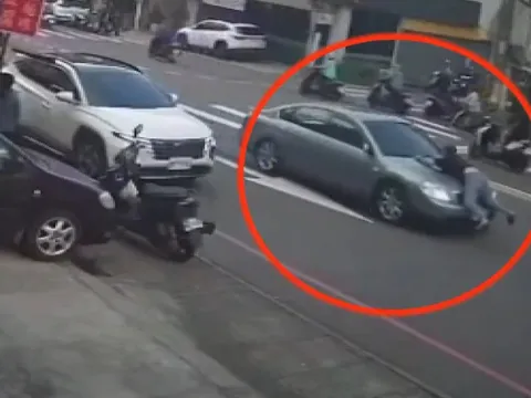 Cô gái liều mình bám nắp capo, ngăn chặn kẻ lừa đảo mẹ già và cuộc rượt đuổi kinh hoàng kéo dài 1,5 km