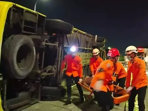 Xe khách mất lái trên cao tốc, 15 người tử vong thương tâm