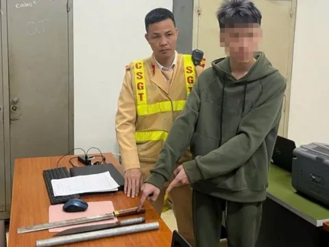 Vác tuýp sắt đi tìm "đối thủ", 1 đối tượng sinh năm 2010 bị khống chế trên đường bỏ chạy