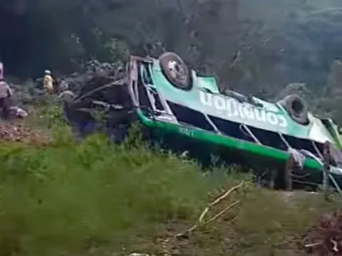 Xe buýt lao xuống khe núi khiến 42 người thương vong